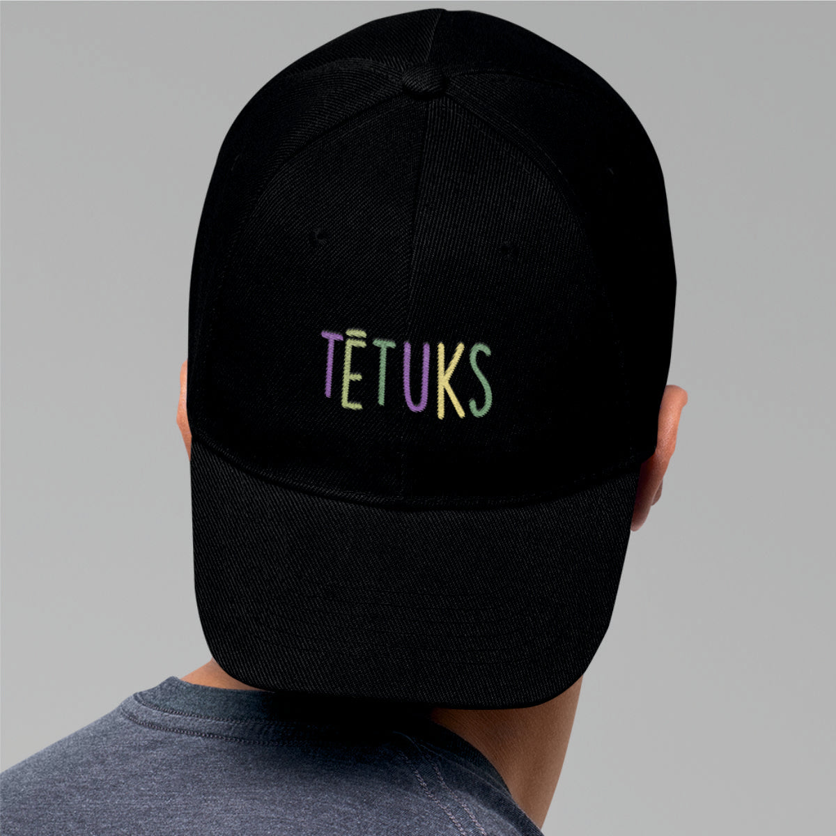Melna cepure ar nagu "Tētuks"
